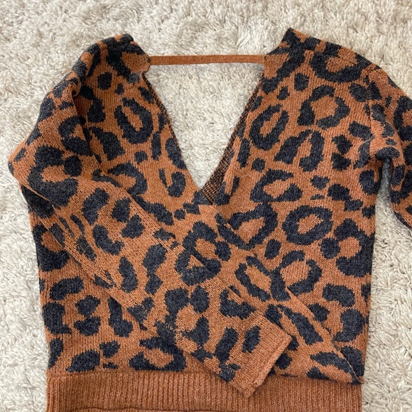 Leopard sweatshirt, wore 2 times, like new - Picture 2 of 4